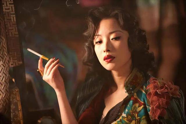 外表是仙女，私下里却是“老烟鬼”的7位女星，刘亦菲令人意外！