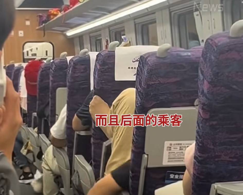 高铁上一名女子在座位上把脚举过头顶练瑜伽，目击者：全程没人劝阻，她还用脚踩踏桌板