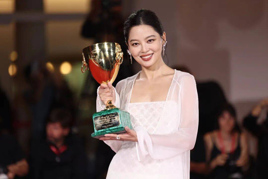 热搜第一！39岁知名女演员，突传喜讯