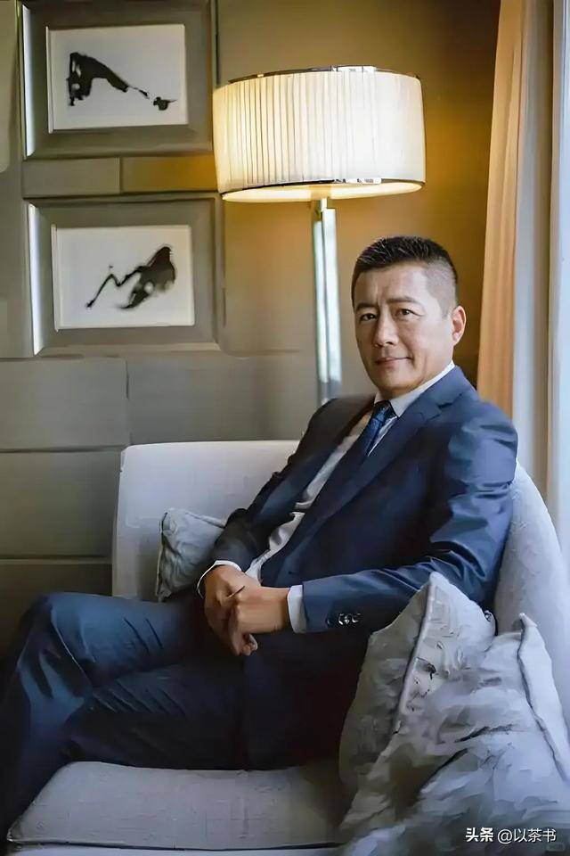 原来她就是高曙光现任妻子，气质优雅显年轻，男方眼神是真爱无疑