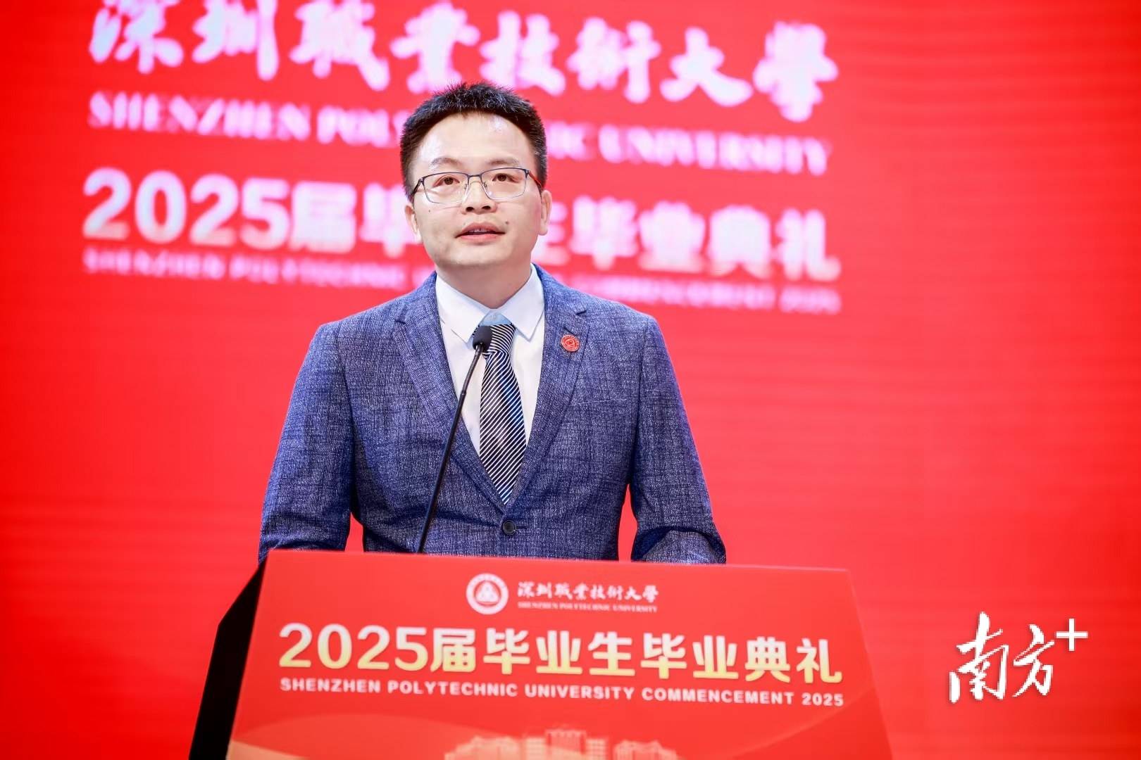 从小胡、胡老师到老胡,他的三重身份和一份初心_胡松华_教学_专业