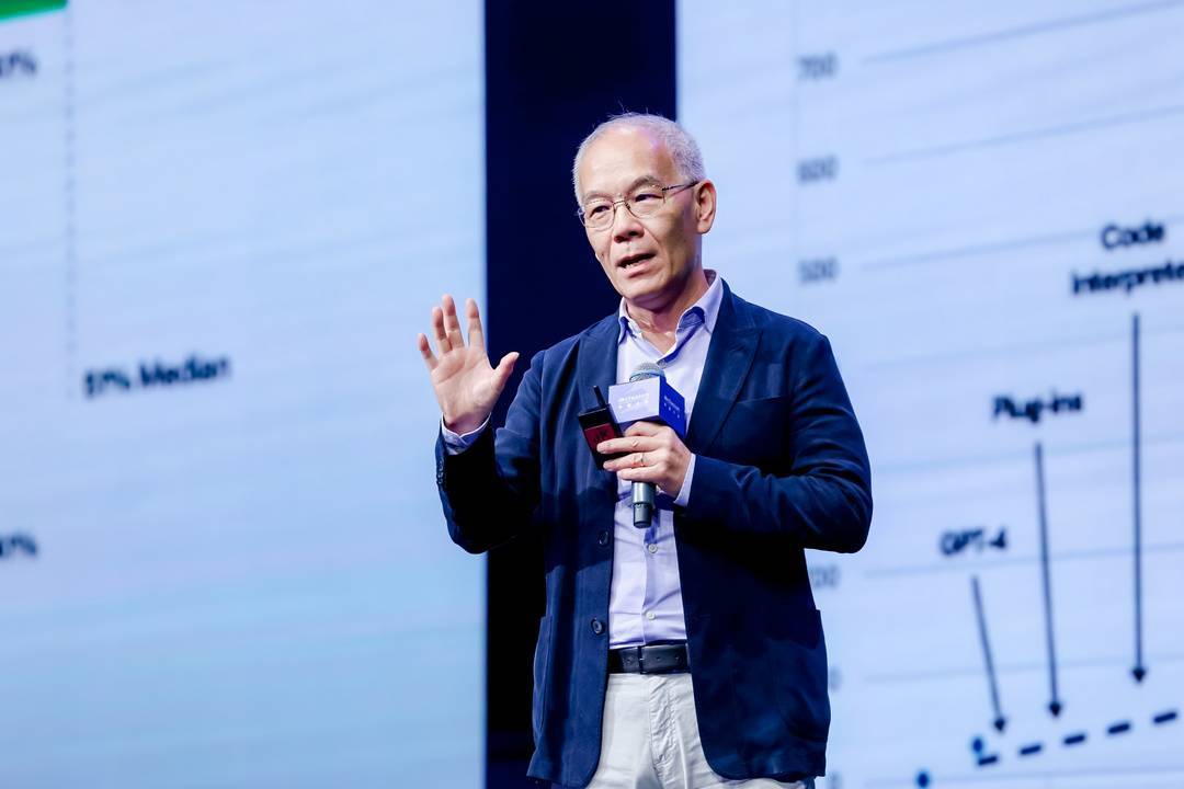张宏江外滩大会分享:基础设施加速扩张,AI 正步入“产业规模化”_模型_agent_定律