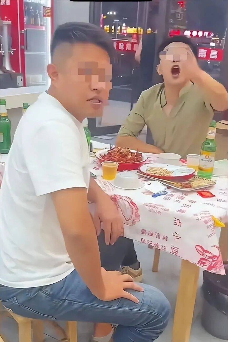 两女生吃夜宵遭陌生男子“摸头”，要求道歉反遭其同伴辱骂；南昌警方：在调查处理