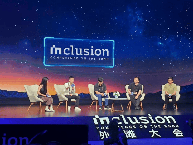 2025外滩大会聚焦AI产业实践：大模型会否“吞掉”软件？韩歆毅朱啸虎等热议