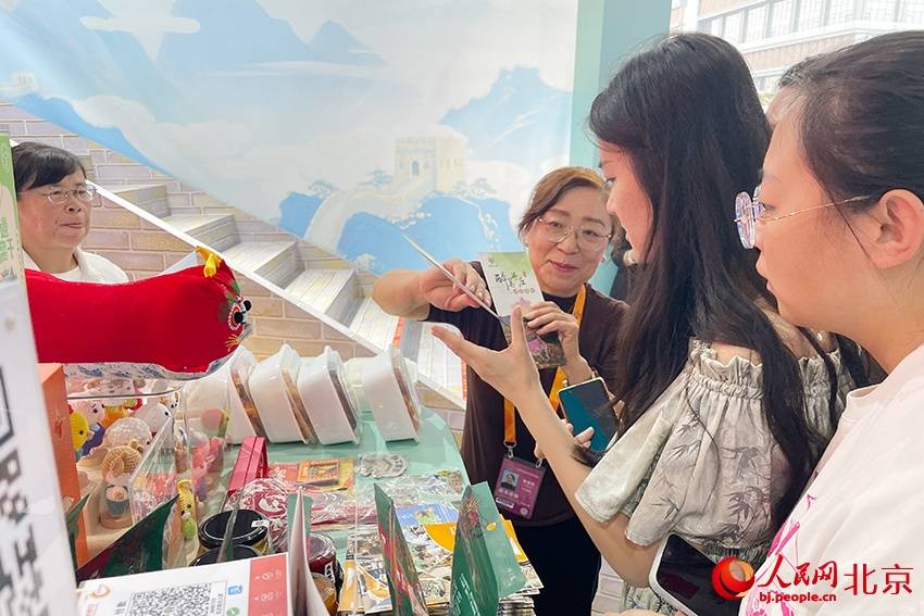 “冰墩墩”迎客 延庆邀打您卡“最美冬奥城”