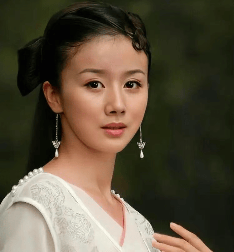 演员孙菲菲官宣离婚：没有必要假装婚姻美满的样子；此前因被传“整容失败”引发热议，曾爆料自己在剧组遭围殴！