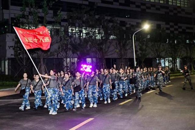 一往无前！大学新生星夜行军40里，超燃！