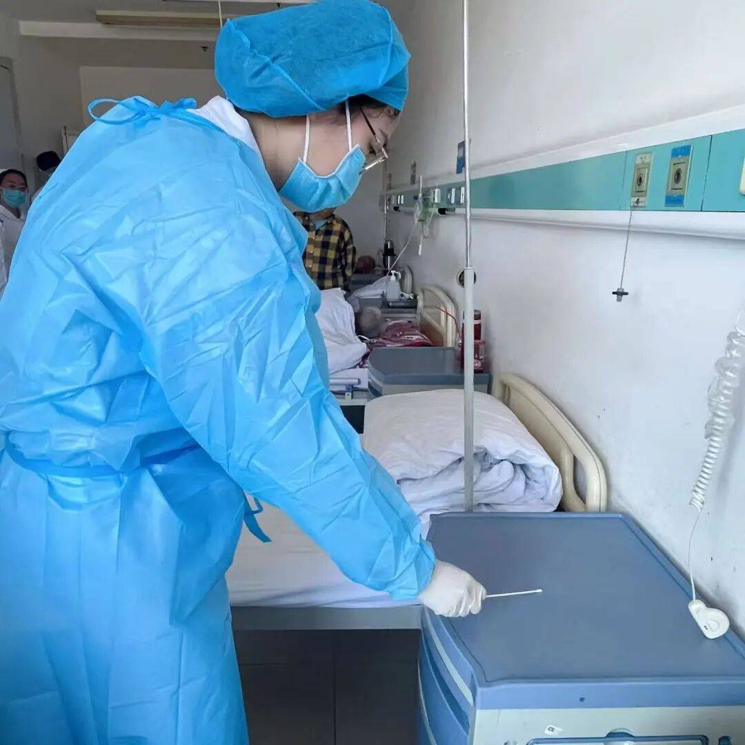 主管医生及护士长抵达现场核实,初步判断后立即电话上报科主任及感染