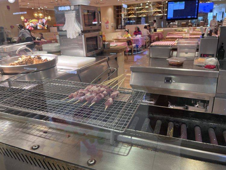 上游新闻实地探访西贝重庆门店：后厨停止开放 一个半小时仅六桌客人