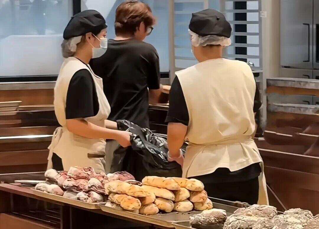 上海一网红面包店大量丢弃未卖完面包，店员回应→
