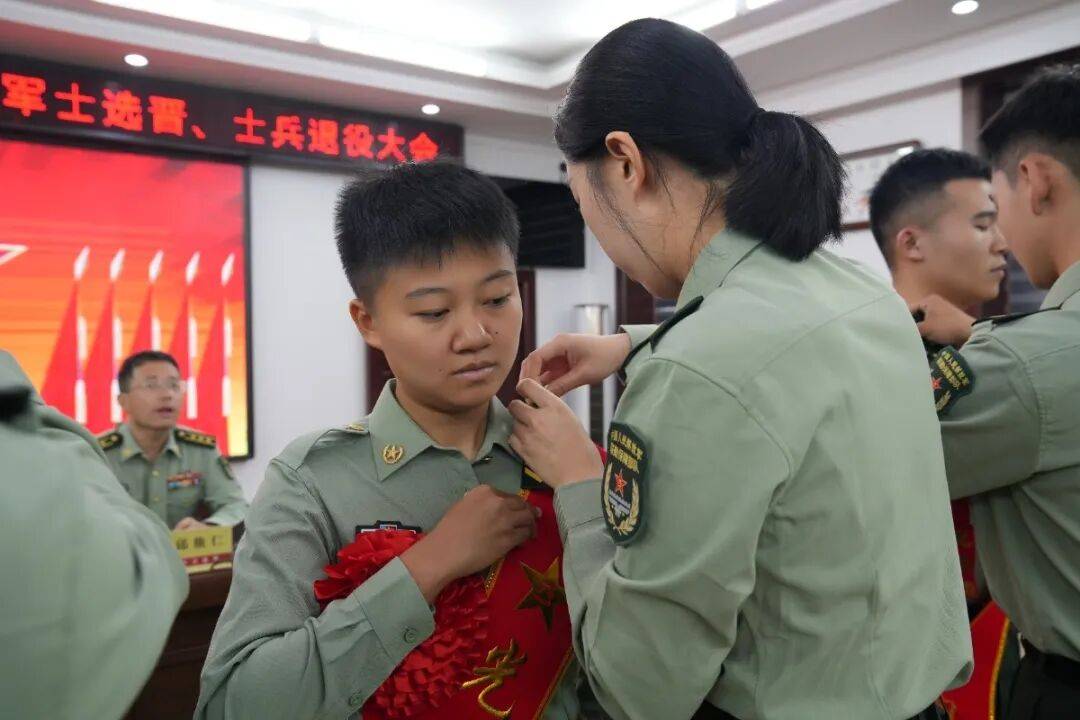 【医院要闻】告别军旗，荣光启程！第九六五医院隆重举行2025年度夏秋季士兵选晋、退役大会