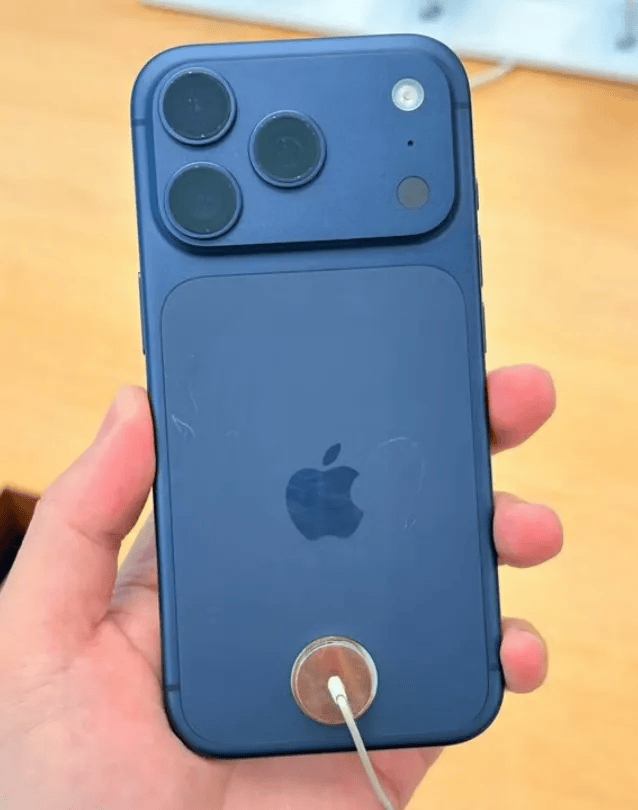 苹果客服回应iPhone17系列新机凹陷：边框材质为铝金属，相较于钛金属偏轻软，碰一下可能会出现凹陷