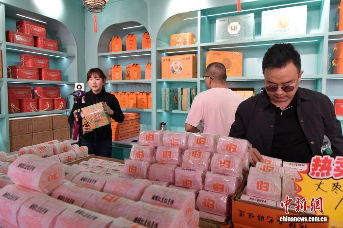 中秋将至 河北石家庄“月饼村”生产销售忙