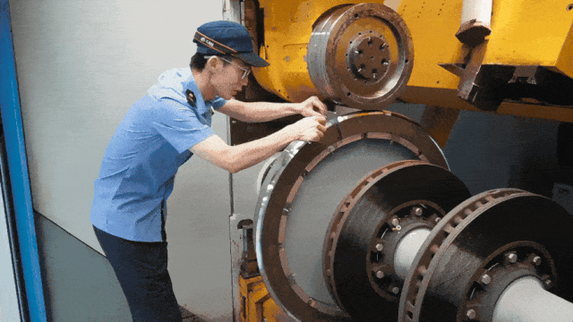 高铁列车复兴号车轮定期保养分几步？一起来看