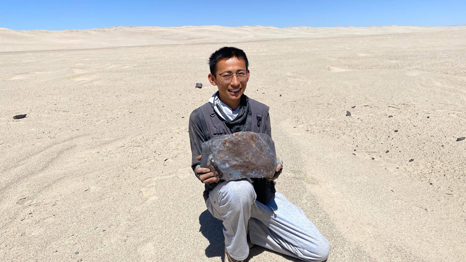 陨石猎人算出“火流星”落地点，挖出423公斤的“茂名”：跟做梦一样，感觉很恍惚
