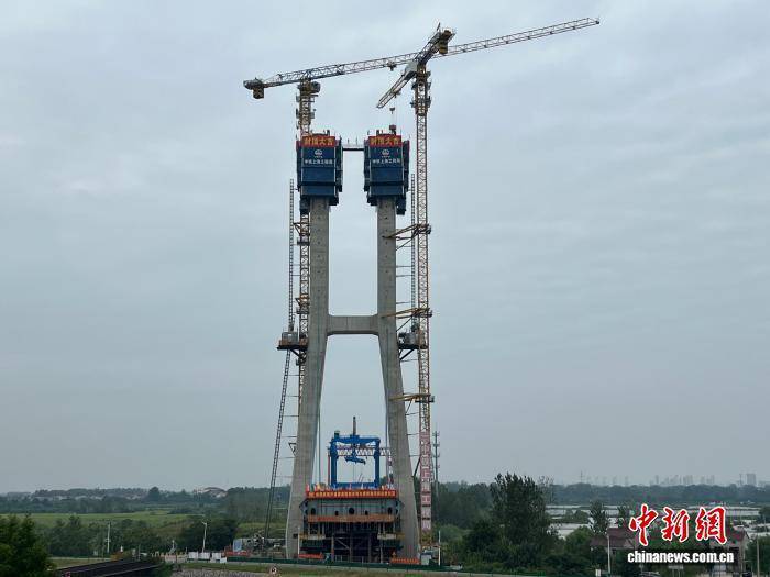 沪宁合高速铁路南京特大桥跨滁河斜拉桥主塔封顶