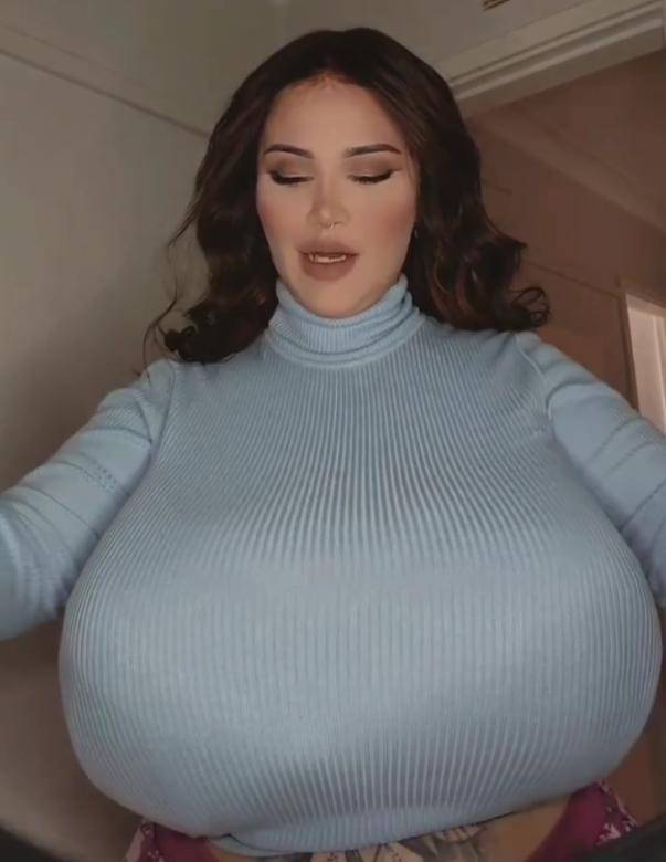 回顾网红患上"巨乳症",一年胸围暴涨6个罩杯!被压到喘不过气