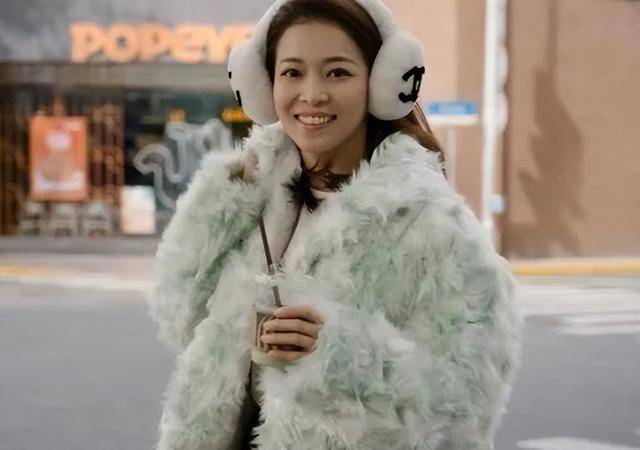 她曾是上海台主持人，如今在仓库打包卖水果，单身带儿子独自生活