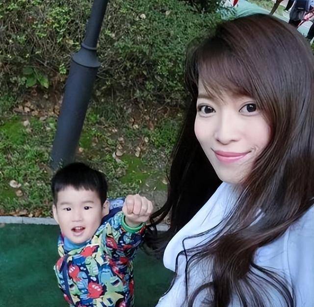 她曾是上海台主持人，如今在仓库打包卖水果，单身带儿子独自生活