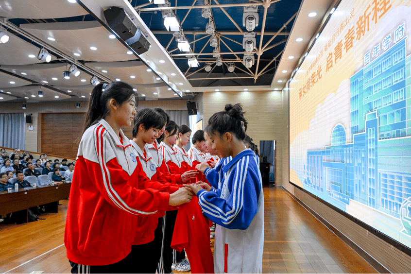 "逐梦赛场摘桂冠,砥砺前行再出发"