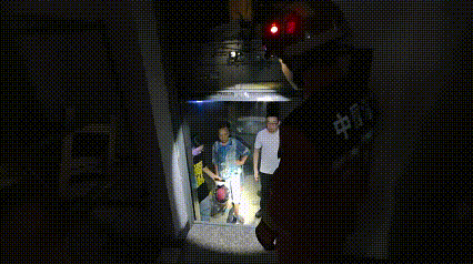 1小时内3起，7人被困！电梯遇险怎么办？