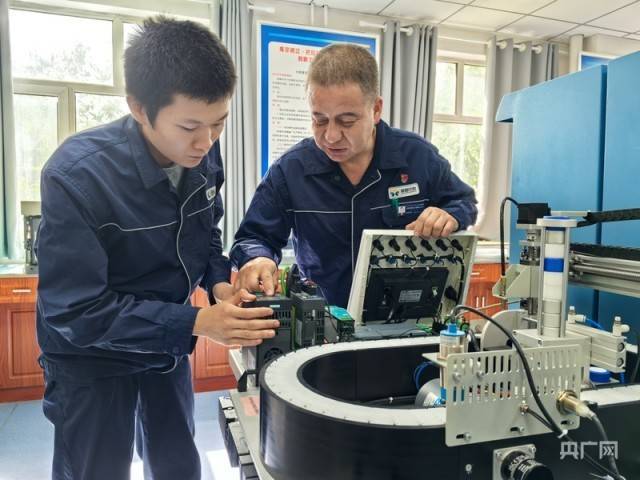 【中国梦·大国工匠篇】库尔班江·巴拉提:用创新护航企业高质量发展 【中国梦·大国工匠篇】库尔班江·巴拉提:用创新护航企业高质量发展