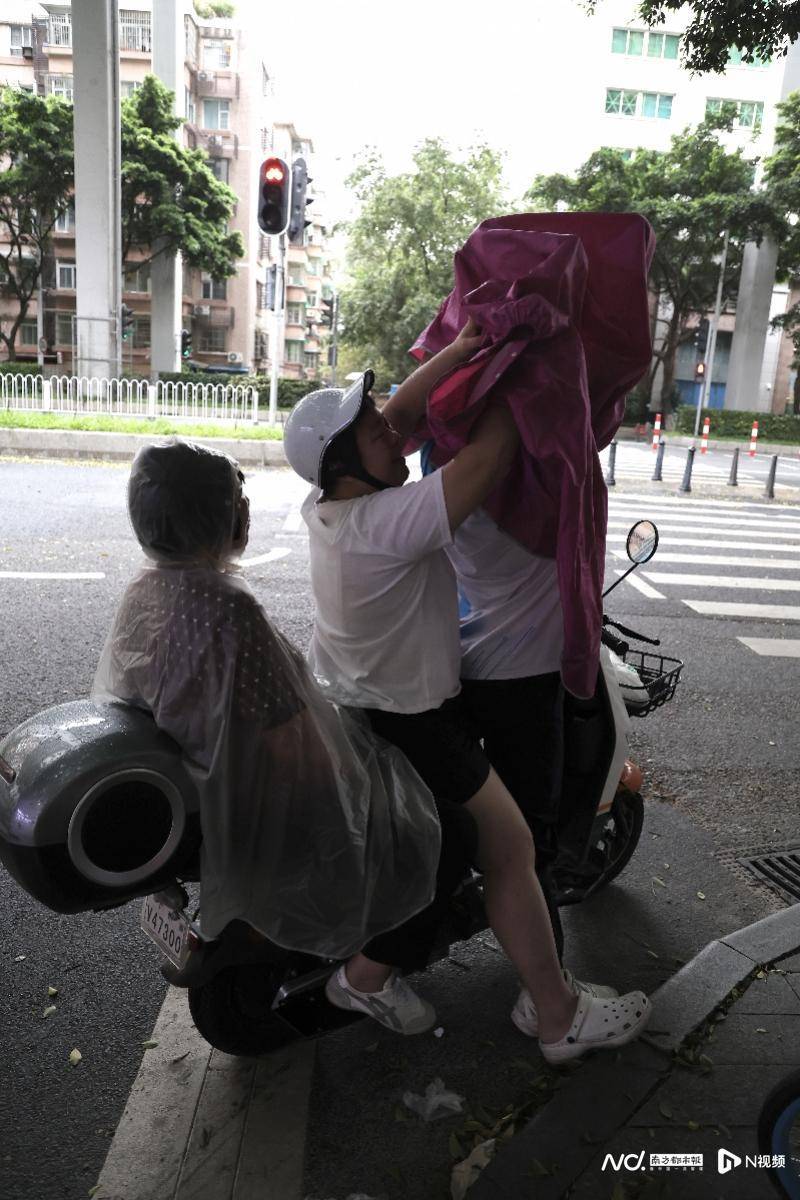 9·24“五停”中的广州市，车流人流稀疏，防风措施做足
