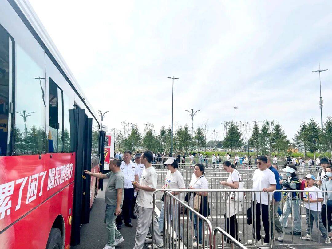 百万客流显活力 四时俱好是长春——2025空军航空开放活动和长春航空展综述（二）