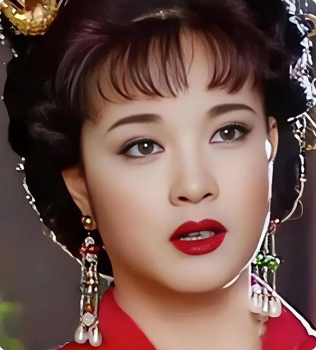“风流妖精”刘晓庆,已经走上另一条道路 | 八阕
