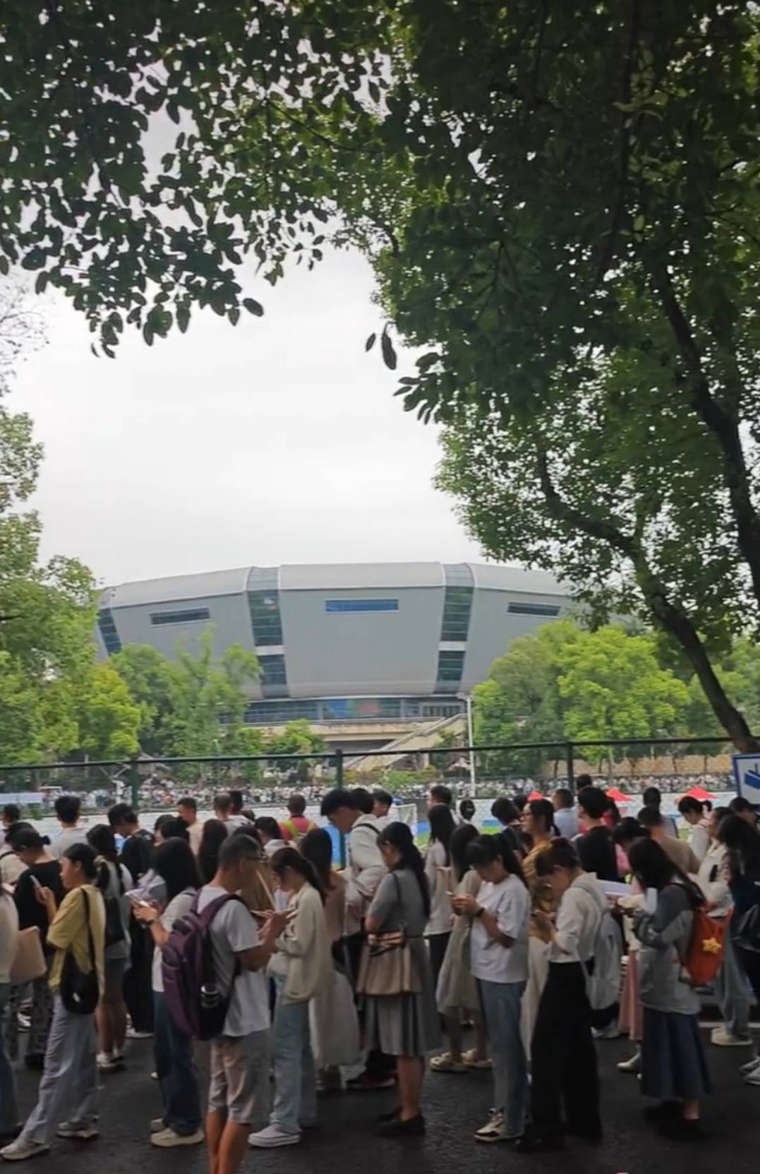 成都市在西南大学招聘数百名教师，考生跑步进场引热议，校方：活动时间短，多面会匆忙