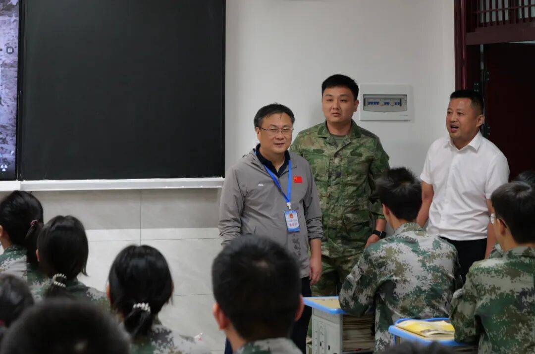 随后，视察组现场观摩了贺龙中学体育教学、训练和特色项目开展情况。座