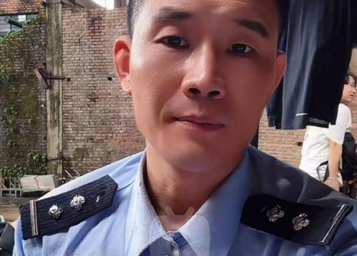 嘎子谢孟伟直播穿警服带货被拘留不久，有代理公司称嘎子录视频要涨价，“他热度高流量大”