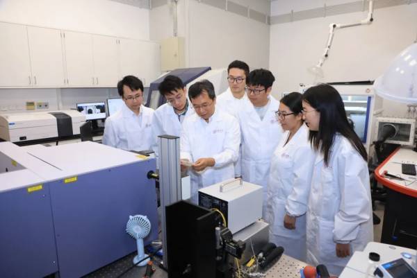 续航与安全不可兼得？固态电池两大界面难题被清华团队打破