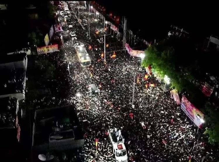 印度踩踏事件细节：1万人场地挤进2.7万人，主角迟到7小时