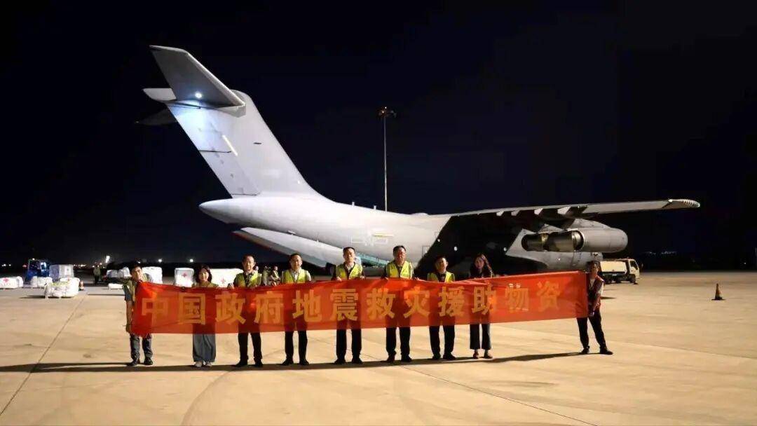 中国派出两架运-20 向巴基斯坦运送首批抗洪救灾物资