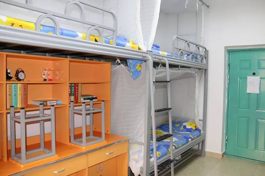 四川一初中8人宿舍住9名男生，1人轮流与他人挤着睡一张1.1米的床？当地：正处理