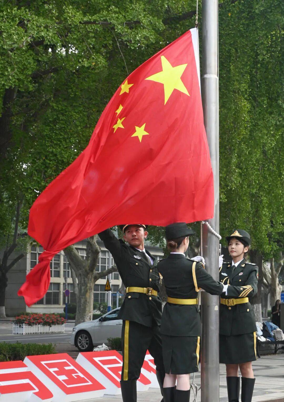 国歌嘹亮全校新生代表庄严集结晨光熹微绘报国华章以奋斗执笔同升国旗