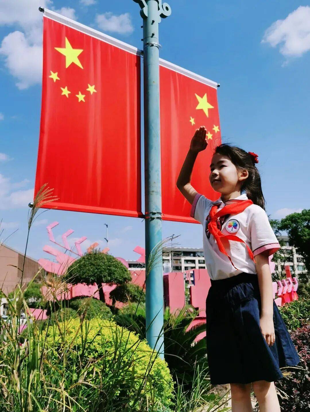 丁千雅于楚涵刘梓赫山东省青岛市秀峰路小学我们生在红旗下长在