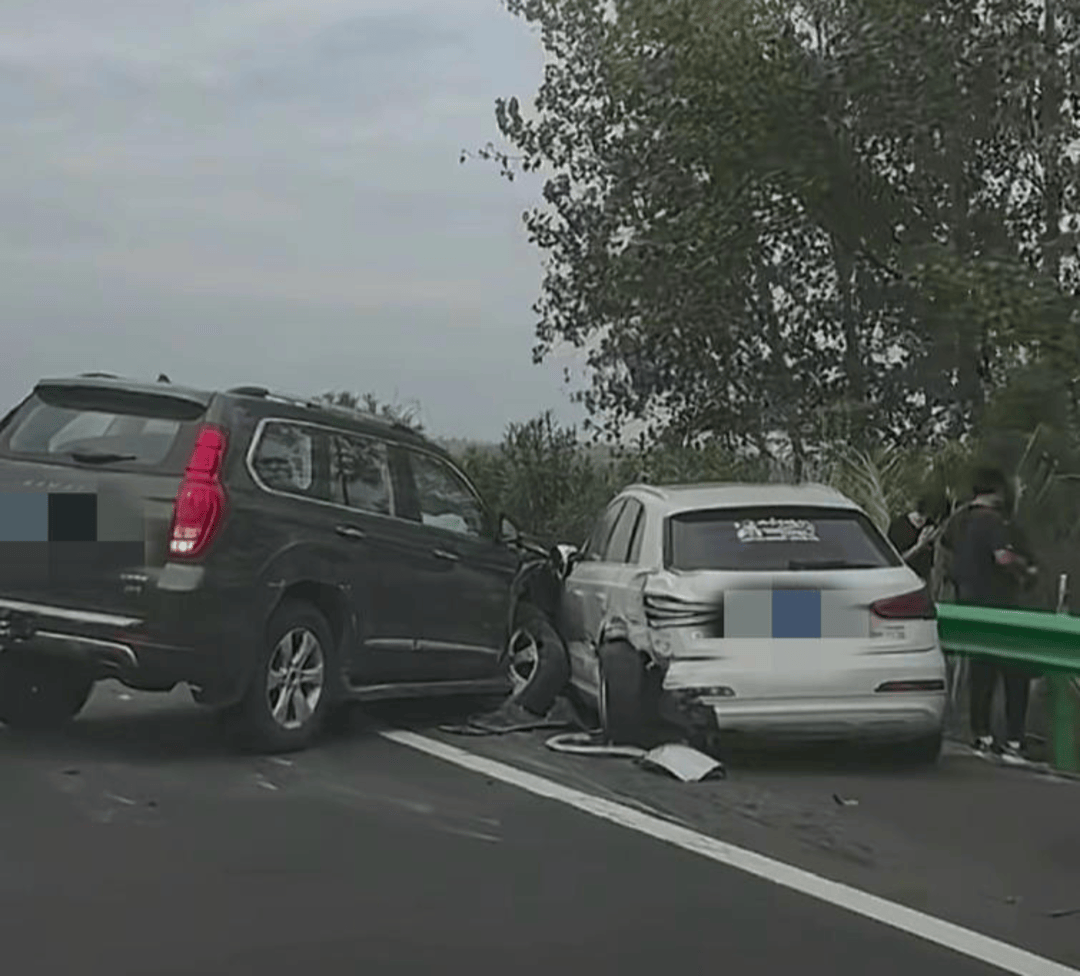 高速上一辆SUV低速乱蹿 后车司机帮助未果 车辆撞上收费站石墩