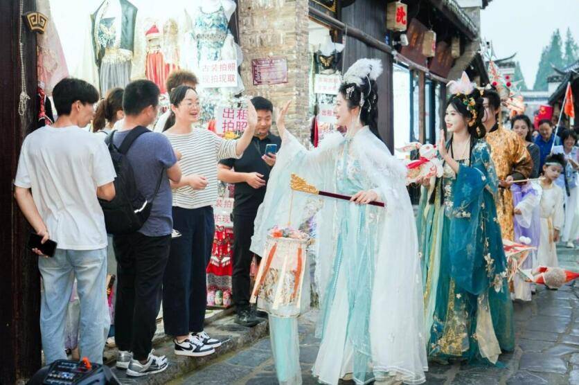 非遗鱼灯、剧本式夜游、民俗展演……三河古镇国庆活动等你来打卡！