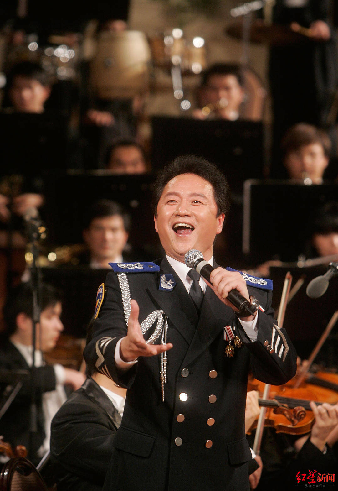 在当天开赛前的演出中,陈小涛为现场观众