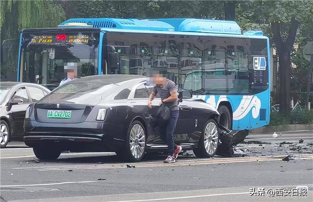 北京交警通报：陈某负事故全责；陈震发文回应