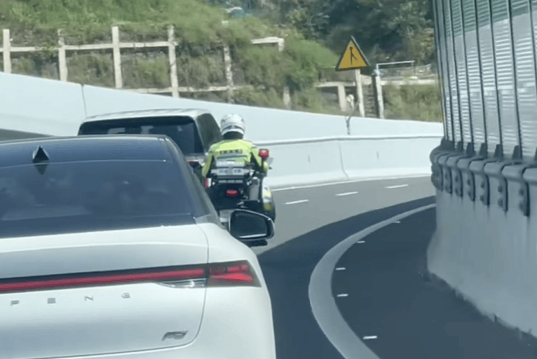 高速上有人吐血不止，意识模糊！深圳交警一举动抢回一条命
