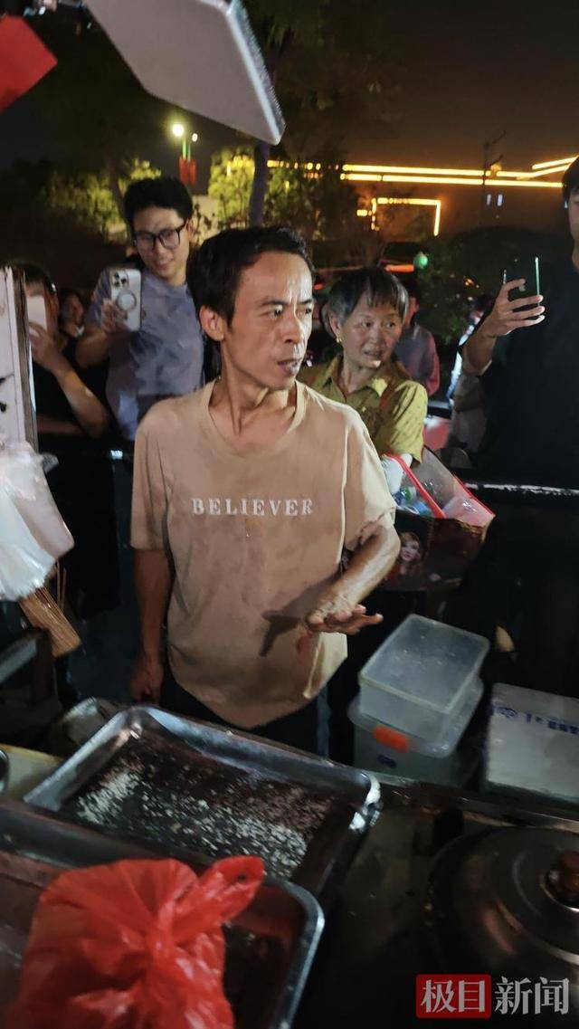 “鸡排哥”被顾客堵住合影无奈发声：把人按在墙角一点空气都没，我要窒息了