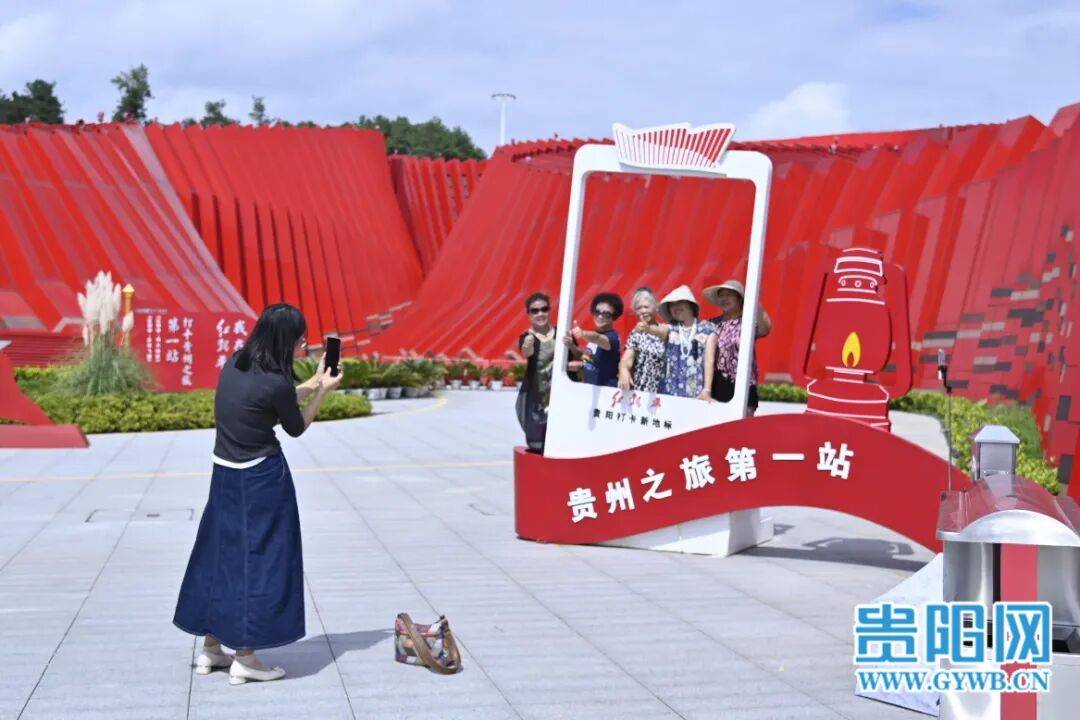 日接待量近万人次 国庆中秋假期“红飘带”加场迎客