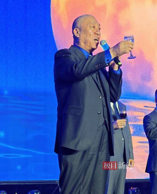 河南矿山创始人崔培军与员工和父母共庆中秋：步入会场时响起热烈掌声，现场拆白酒斟满一饮而尽