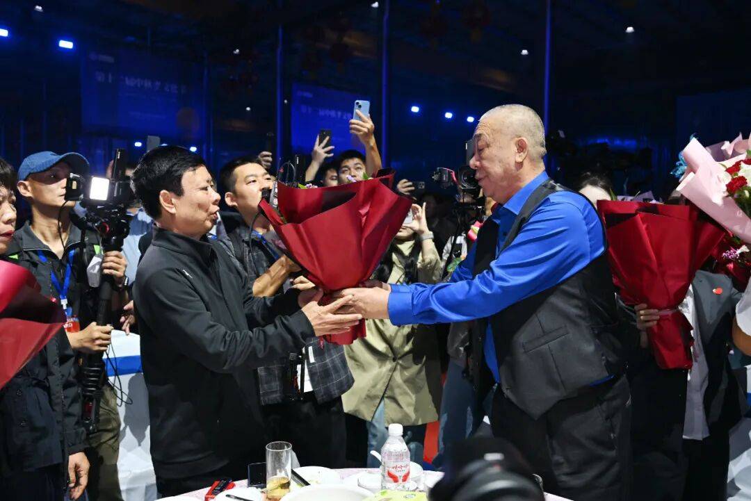 河南矿山崔培军又发钱！将宴请19000余人，每位员工父母发600元