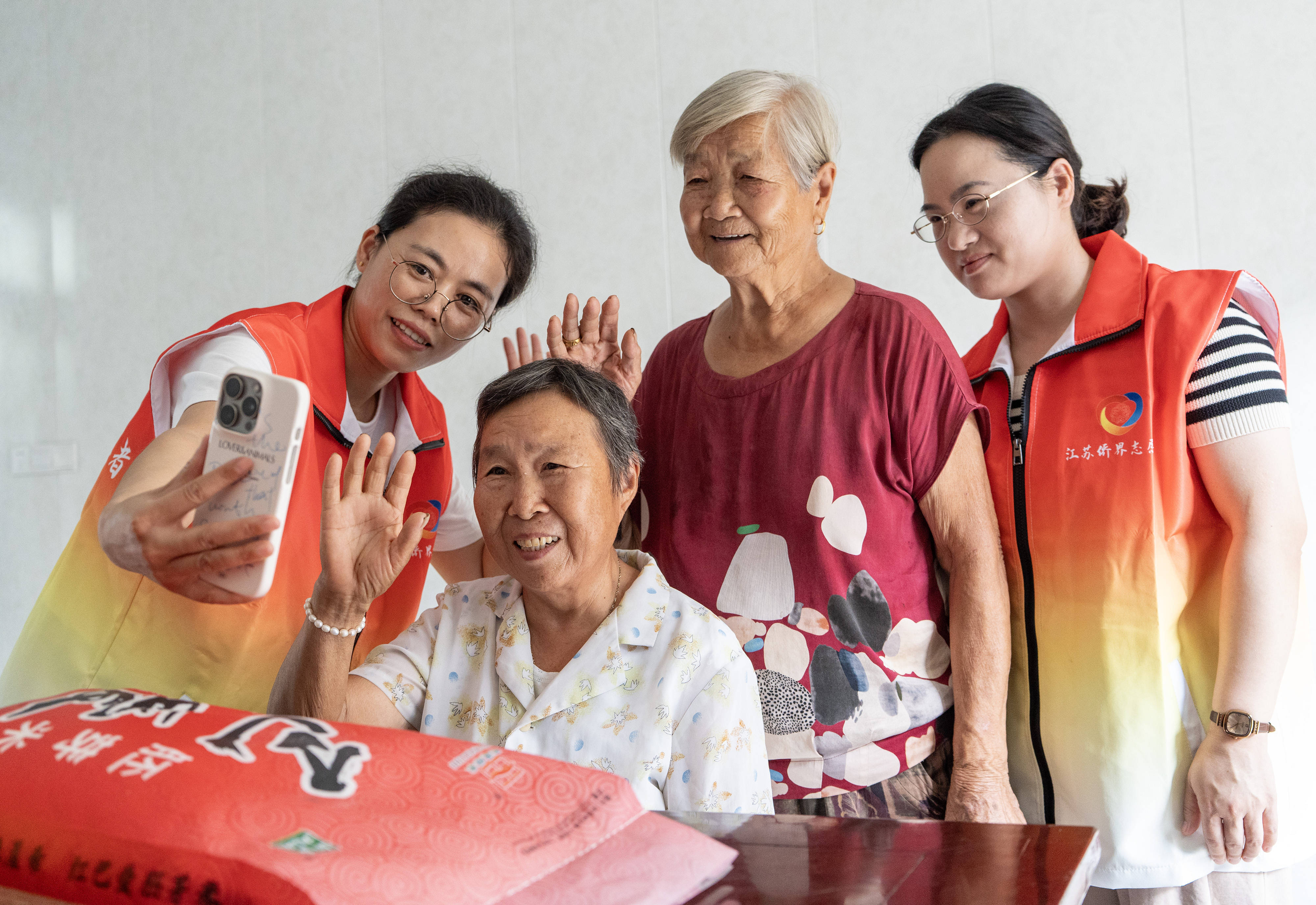 10月5日,江苏省南通市通州区金新街道界北村志愿者帮助老人与远在海外