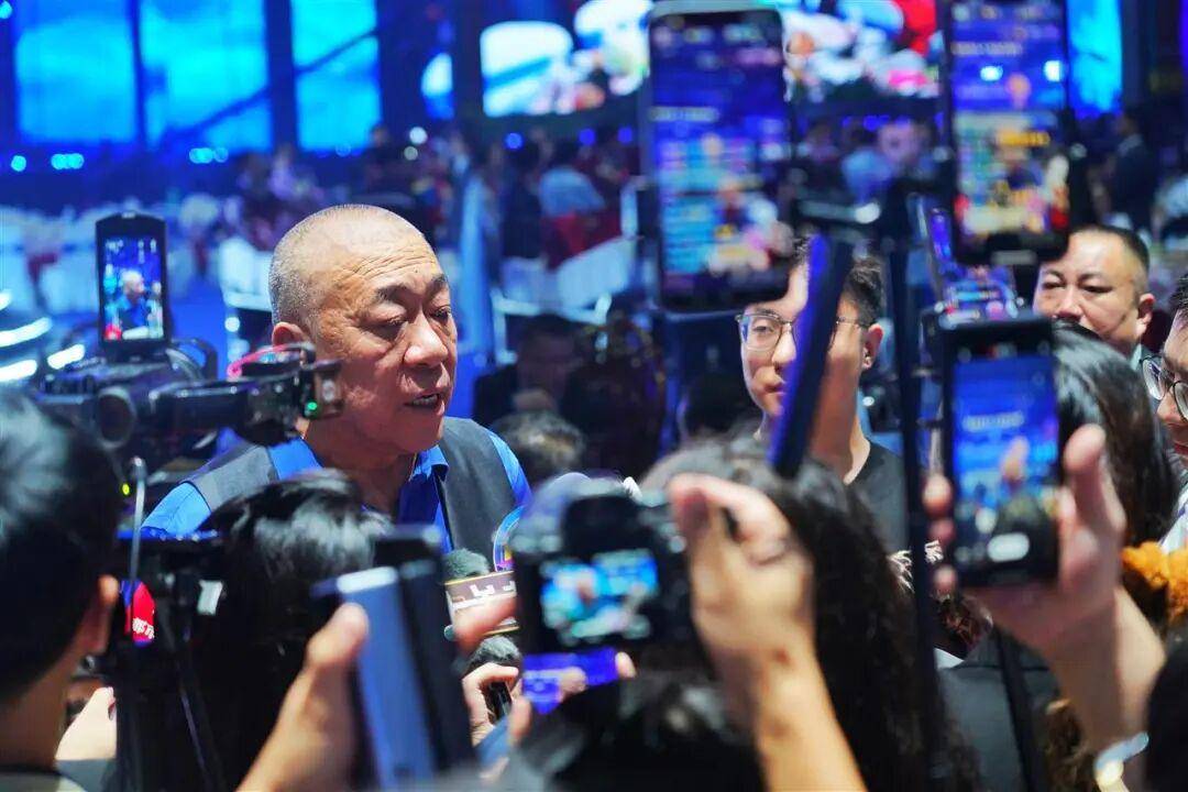 “全网最爱发钱老板”给员工父母发1000万中秋礼金，回应质疑：绝不是作秀，已办了十几年