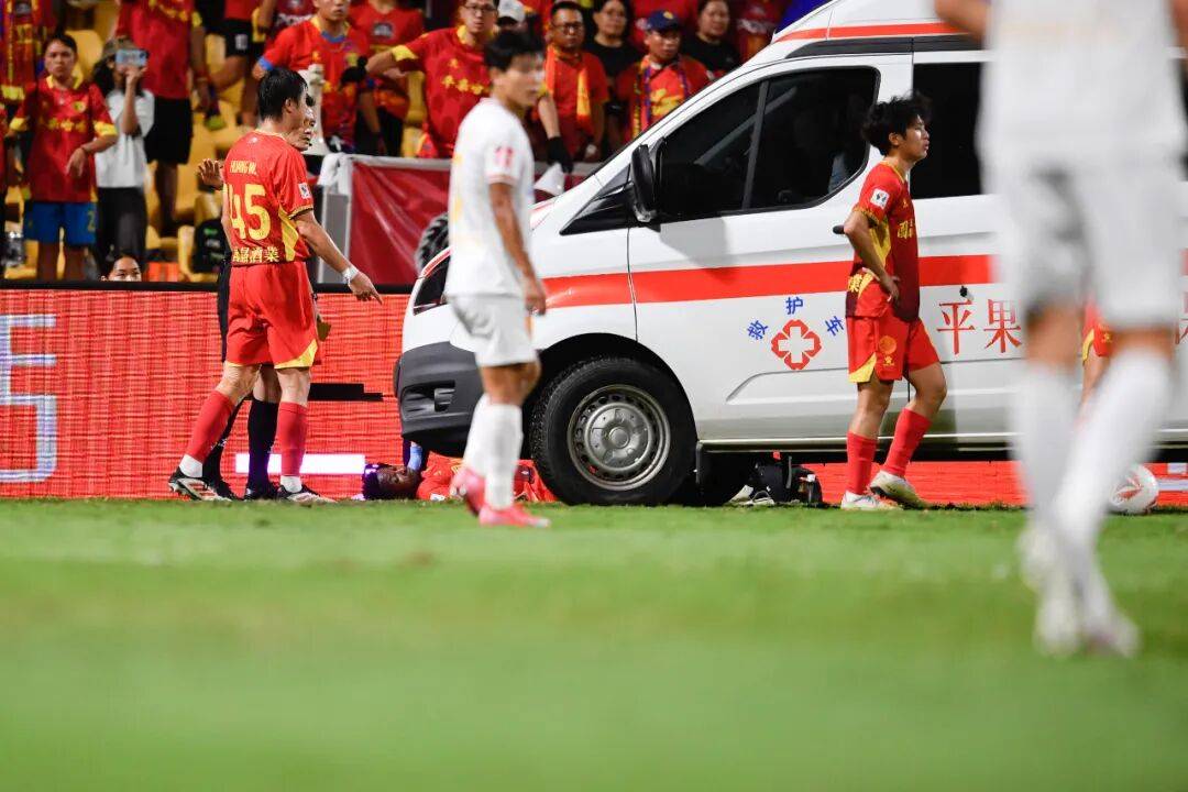 中甲一球员遭严重犯规，或致高位截瘫！俱乐部通报——